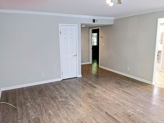 4th image of 1927 Cloverfield Blvd APT 2
