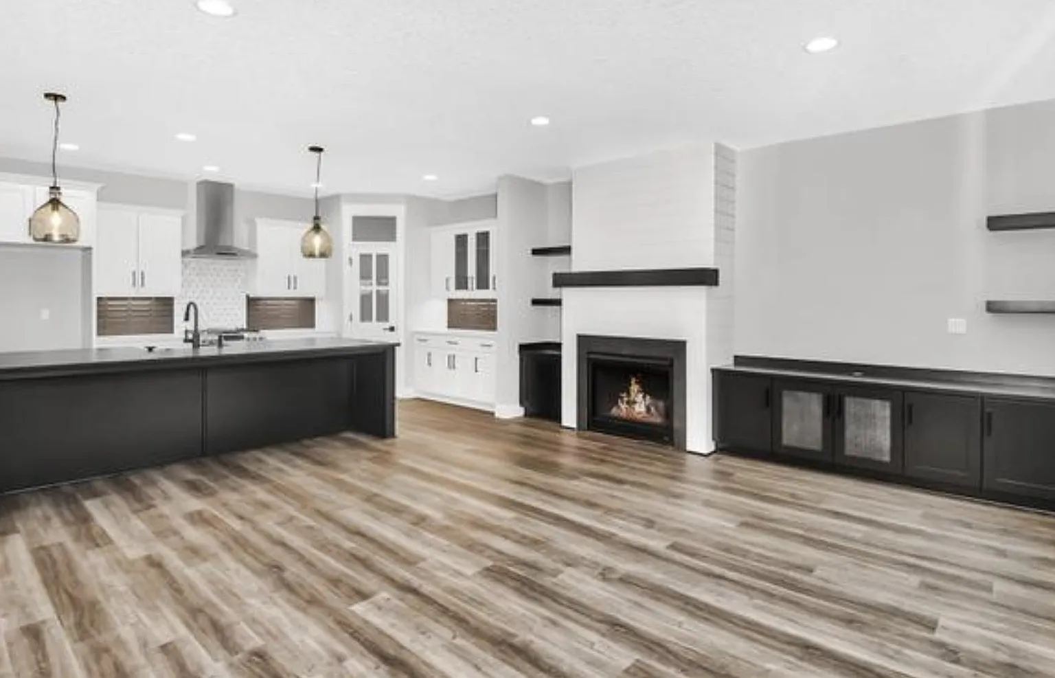 3 bed, 2.5 bath, 2330 sqft, $3,680 — Photo 4