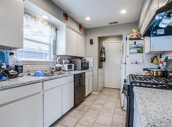 3rd image of 1301 Rockledge Dr