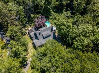 8 Pine Dr, Belvidere, NJ 07823