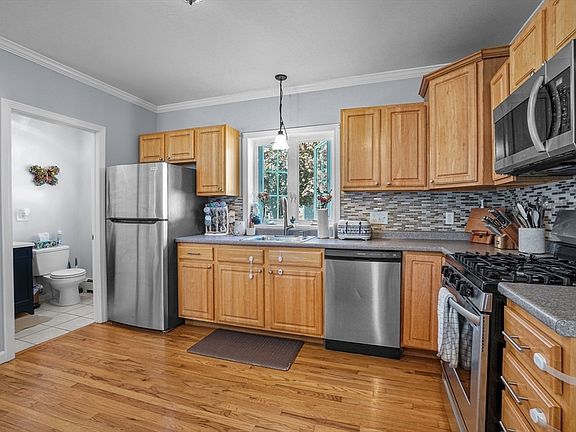 5th image of 249 Baird St