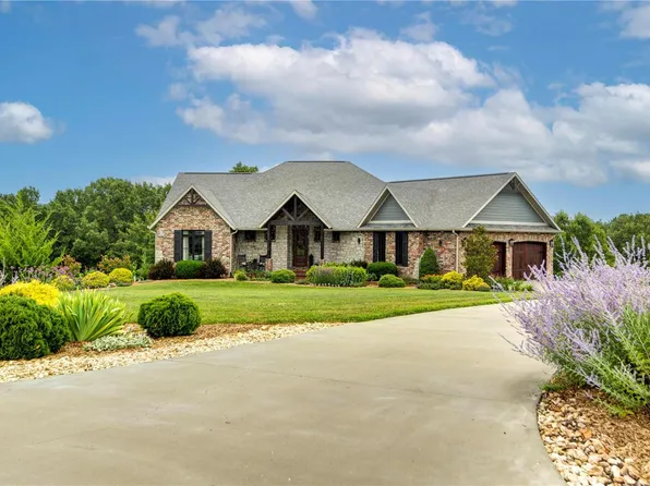 92 Old Oak Cir, Reeds Spring, MO 65737