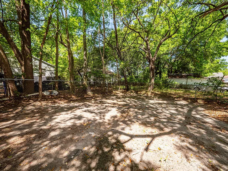 2620 Woodlawn Ave — Photo 29