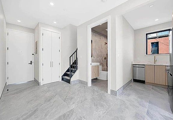 4th image of 637 Quincy St Penthouse 4