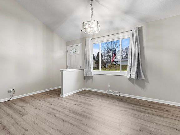 5th image of 4207 Applewood Ln