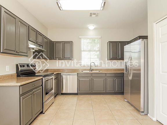 4th image of 419 N 66th Dr