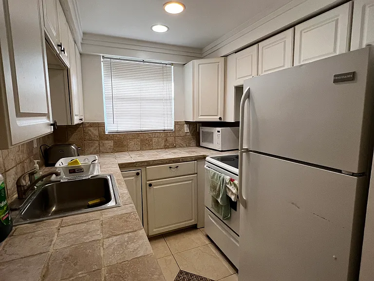 20 SE 13th St #B4 — Photo 14