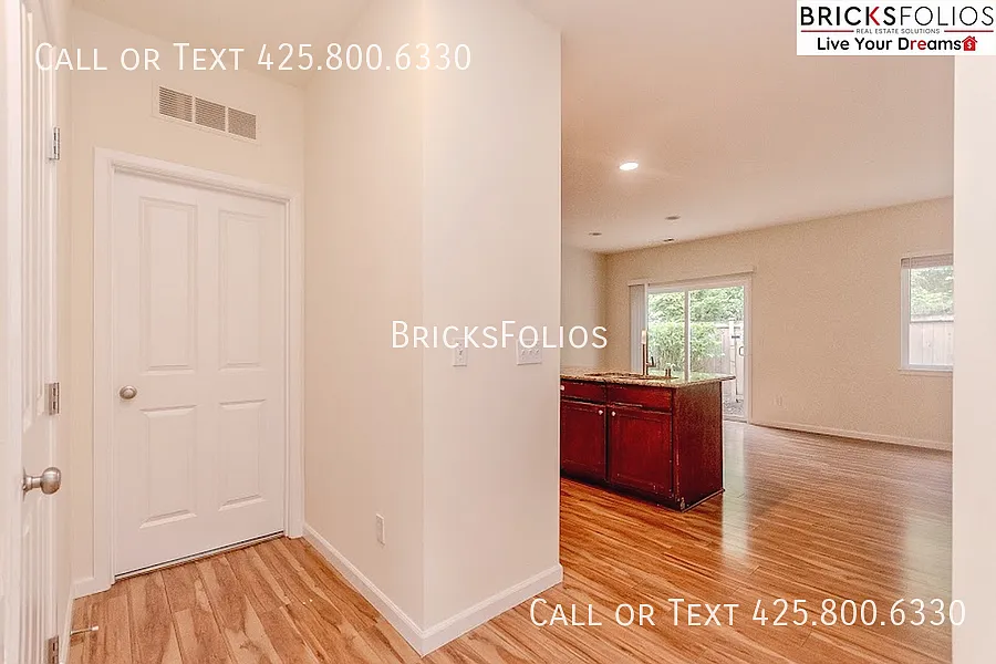 Bright home in Bothell's Northshore District — Photo 3