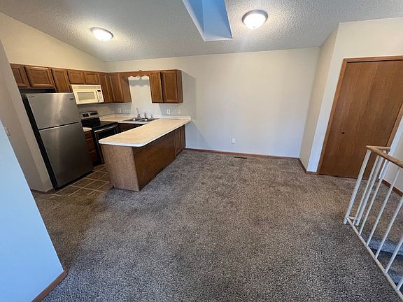 3rd image of 695 Parkside Dr