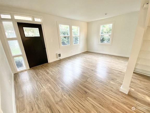 5th image of 742 Pioneer Street SW