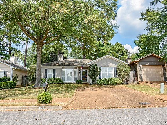 2nd image of 802 Richmond Pl