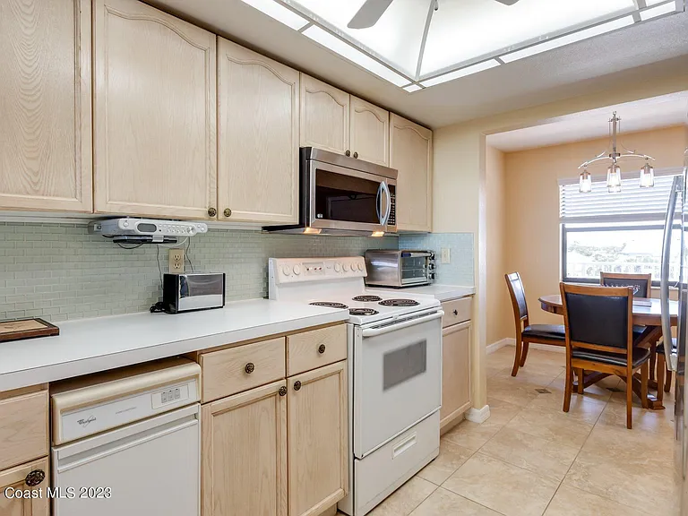 555 Harrison Ave #402 — Photo 17