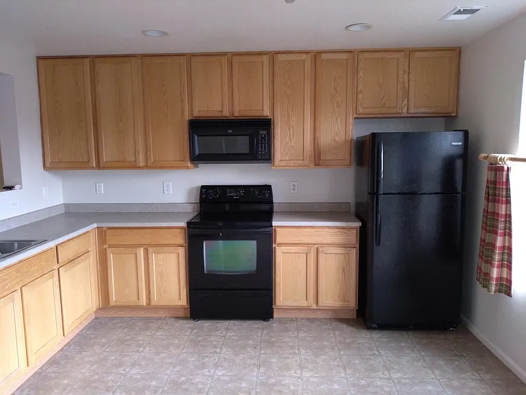 411 Smith Cir — Photo 2