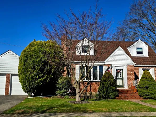 39 Lipton Lane, Williston Park, NY 11596