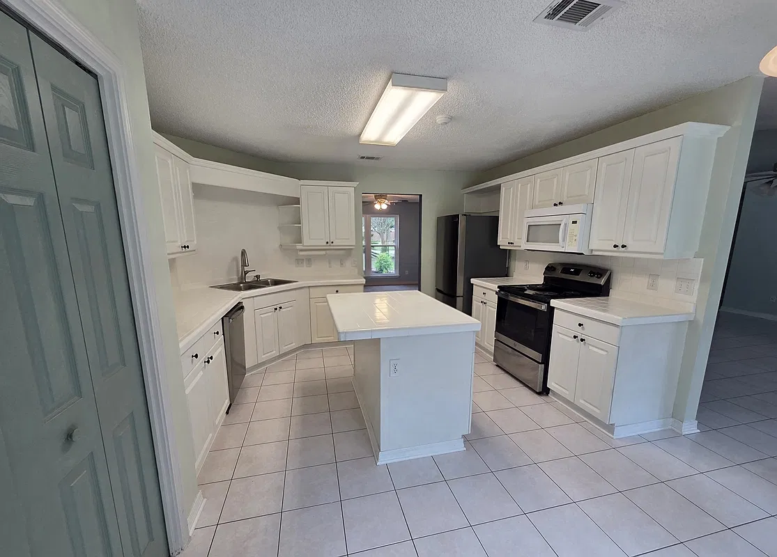 4 bed, 1926 sqft, $2,600 — Photo 3