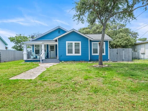 705 N Wood St, Rockport, TX 78382