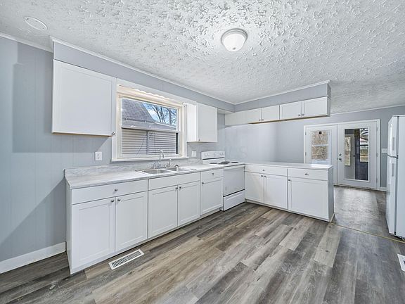4th image of 545 Blaine Ave