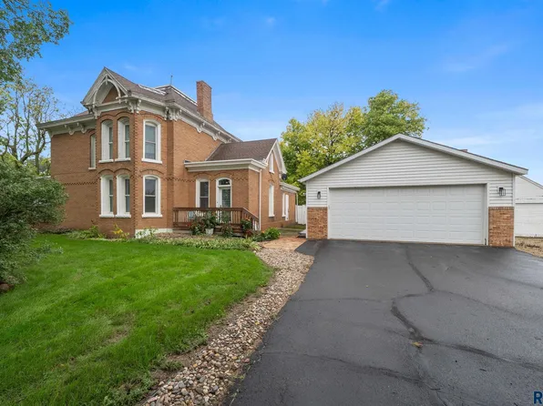229 W 1st St, Parker, SD 57053