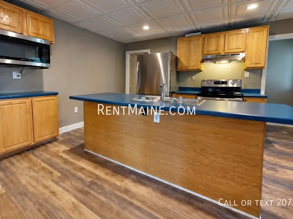7 Halifax St, Winslow, ME 04901
