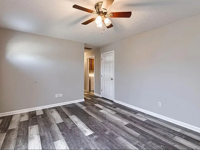 2228 Berkshire Dr — Photo 7
