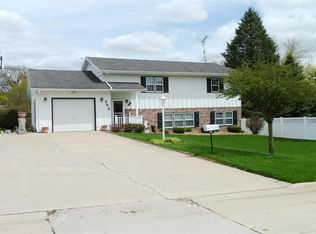 258 S Maple Ave, New Hampton, IA 50659