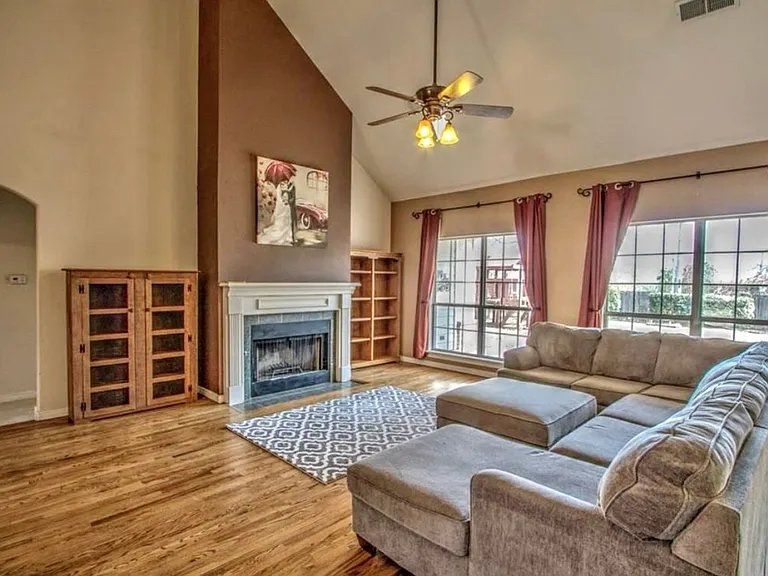 515 N Douglas St W — Photo 2