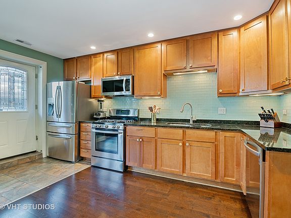 3rd image of 4036 N Kenmore Ave APT G