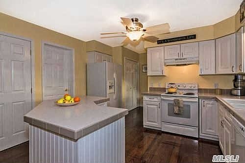 4th image of 55 Herricks Ln