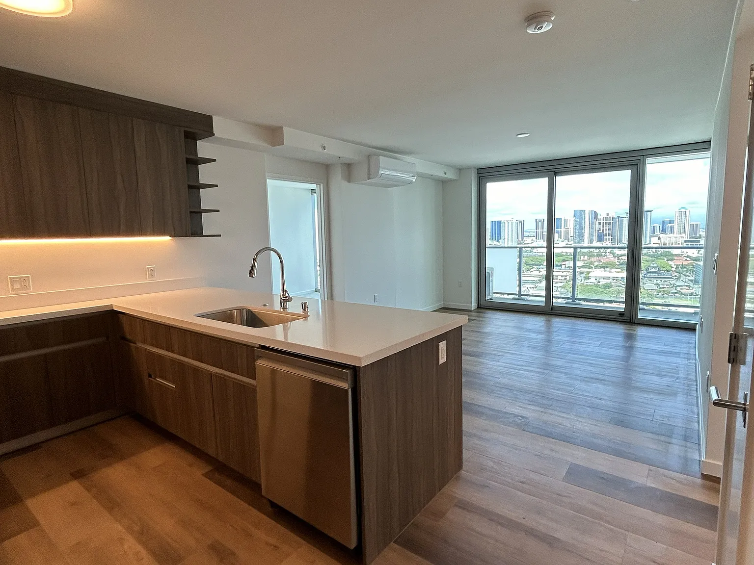 2 bed, 918 sqft, $4,200 — Photo 3