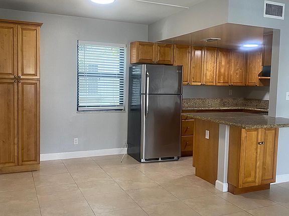 5th image of 2705 NE 9th Ave APT 209