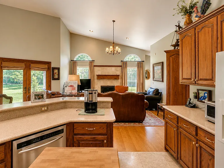 13600 Lake Shore Dr — Photo 5