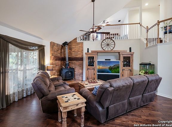 3rd image of 228 Whispering Oaks Dr