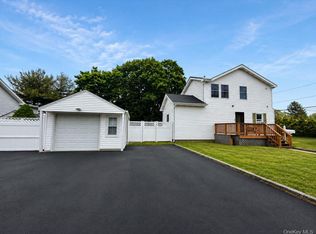 72 Peckham Ave, Islip, NY 11751