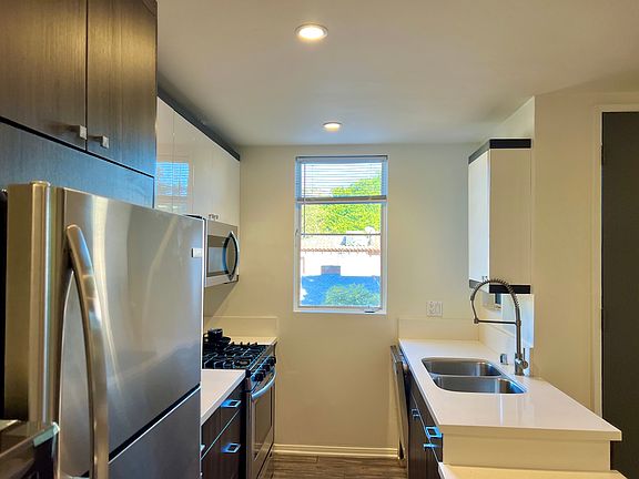 3rd image of 622 Westmount Dr APT D