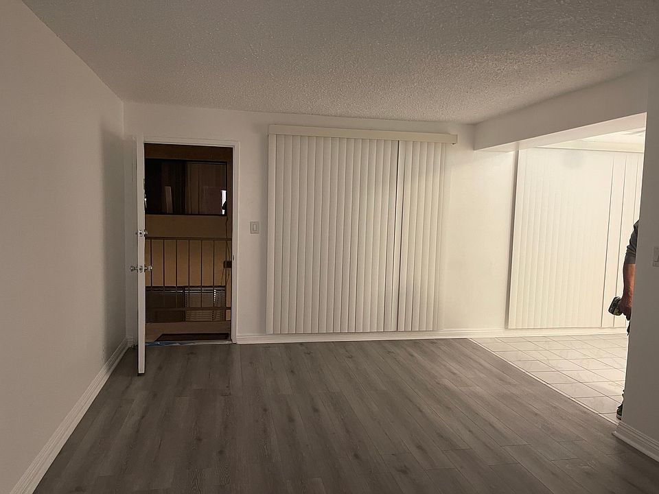LIVING ROOM/ DINING ROOM