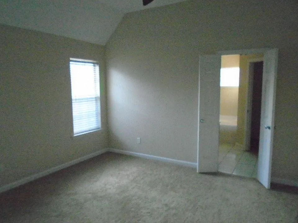 3 bed, 1300 sqft, $1,800 — Photo 4