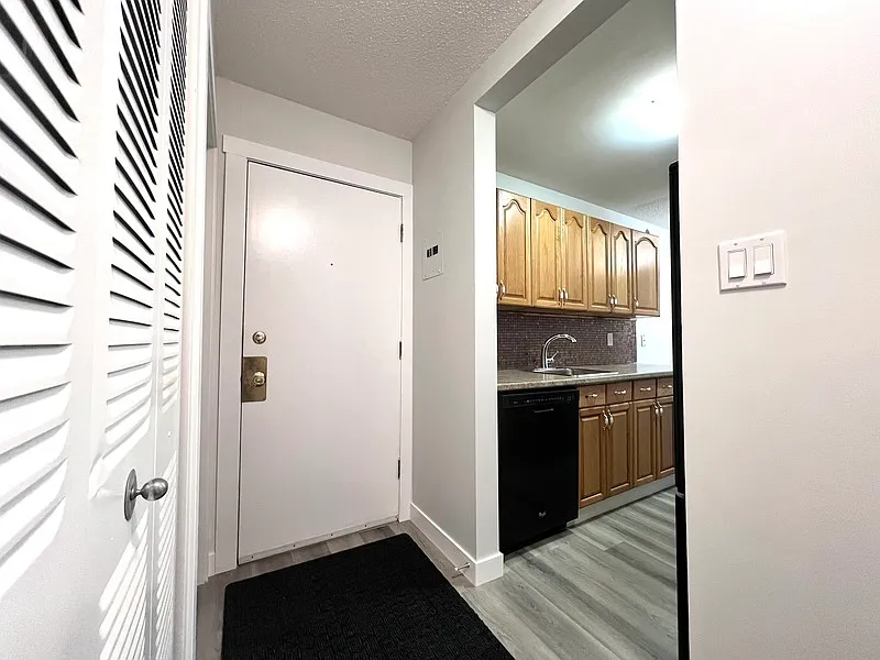1 bed, 1.0 bath, 700 sqft, $900 — Photo 2