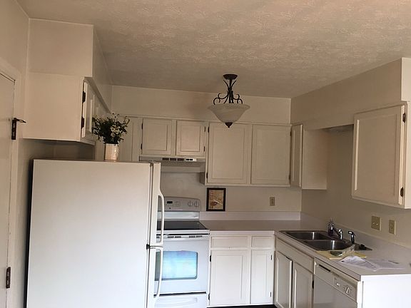 4th image of 391 Hilltop Dr