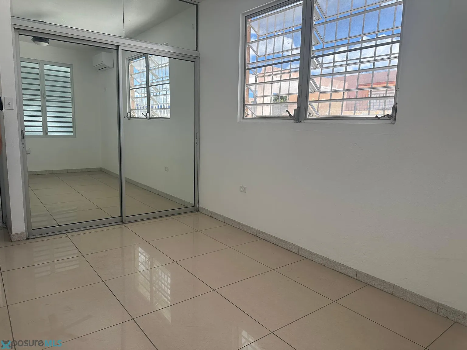 3 bed, 1.0 bath, 1200 sqft, $1,000 — Photo 2