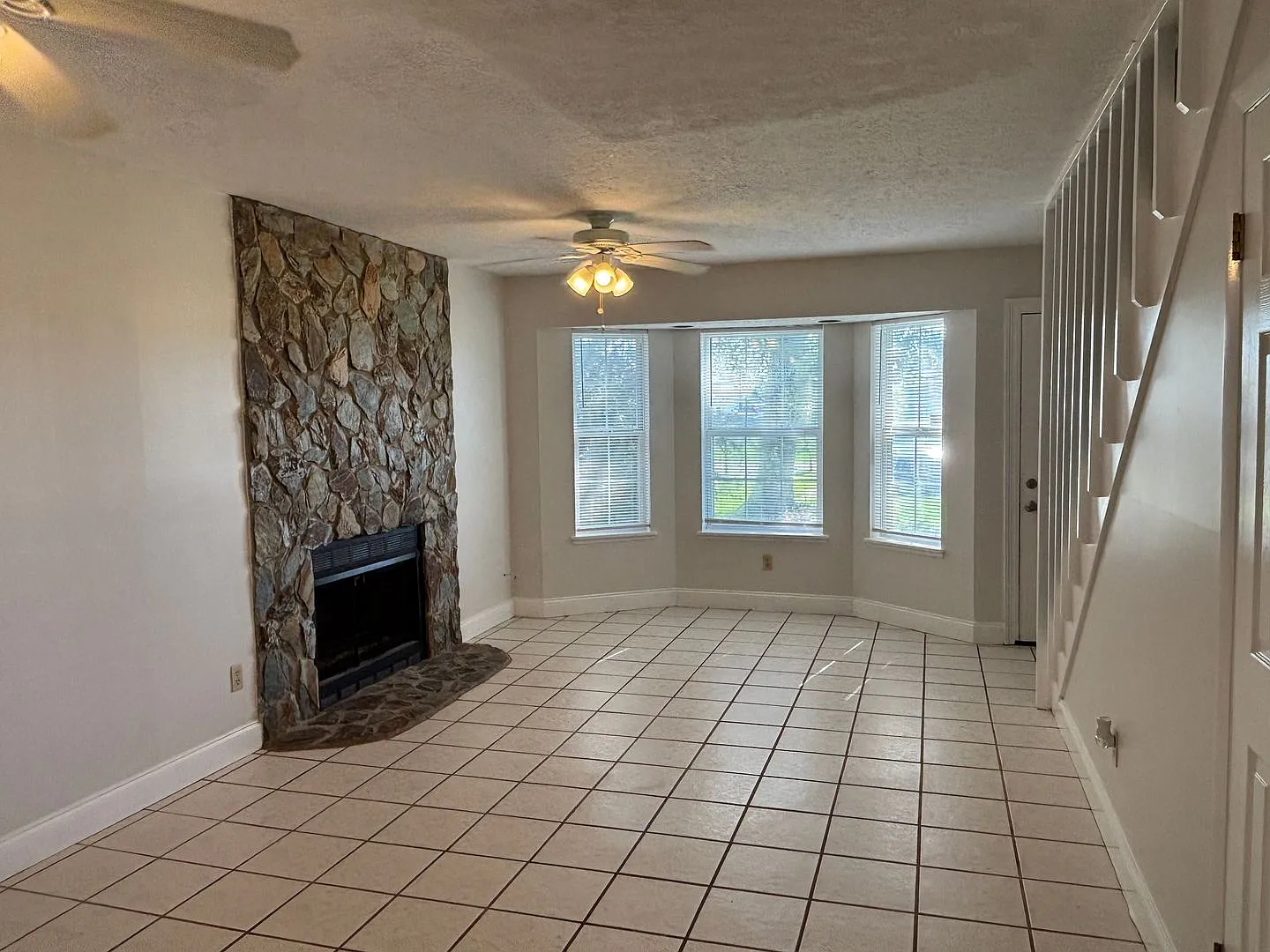 2bd 1.5ba Townhouse w/ Bonus Rm & Deck — Photo 3