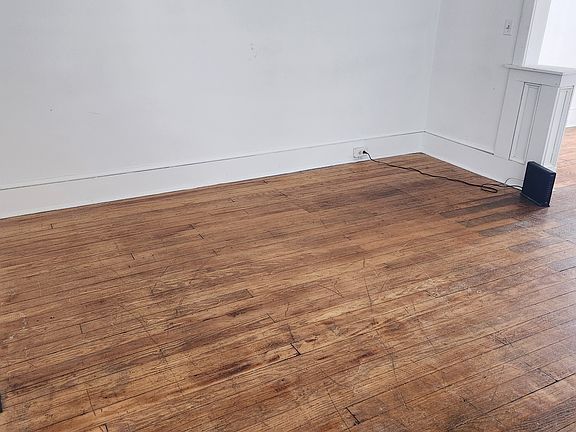 4th image of 806 W John St
