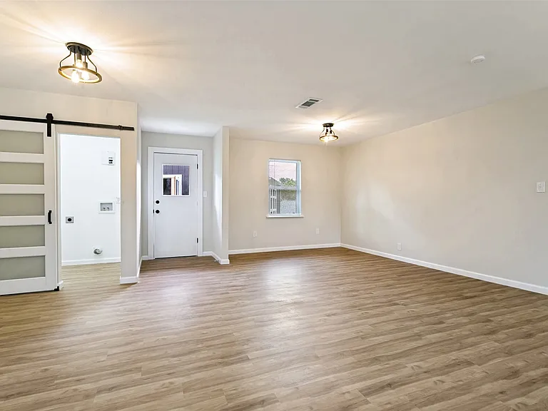 904 Bryan Dr — Photo 7
