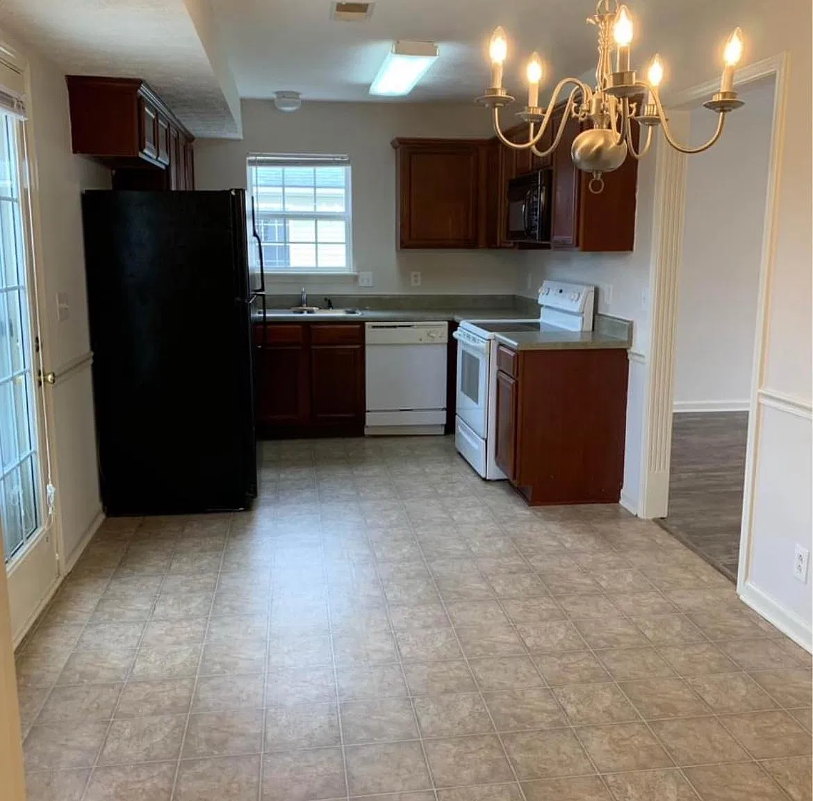 465 Dorchester Dr — Photo 4