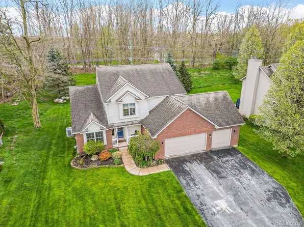 1279 Morning Mist Dr, Howell, MI 48843
