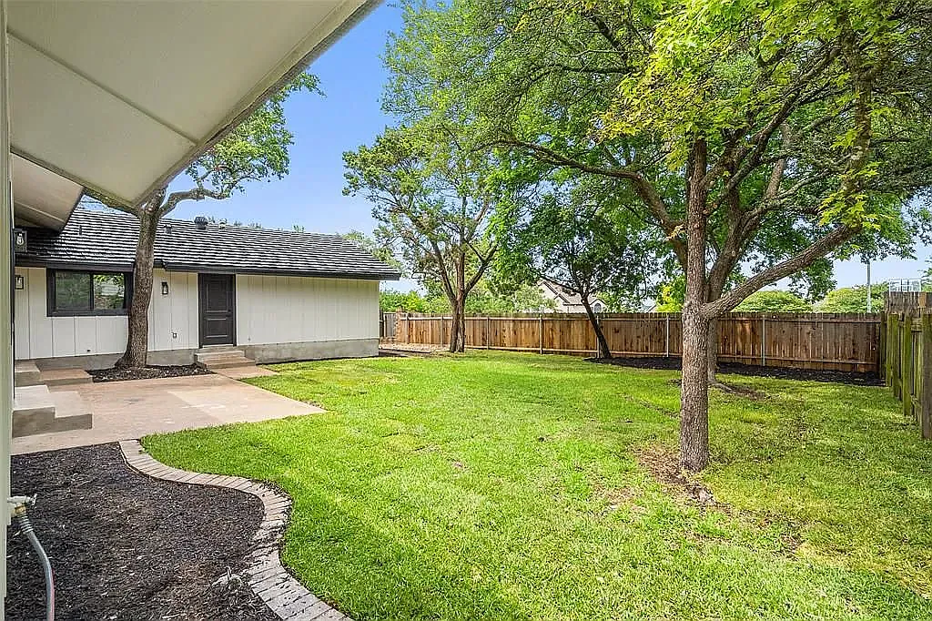 4 bed, 2.5 bath, 2262 sqft, $5,200 — Photo 2