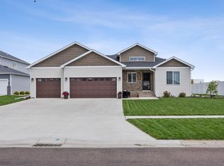 2548 Golden Valley Pkwy S, Fargo, ND 58104