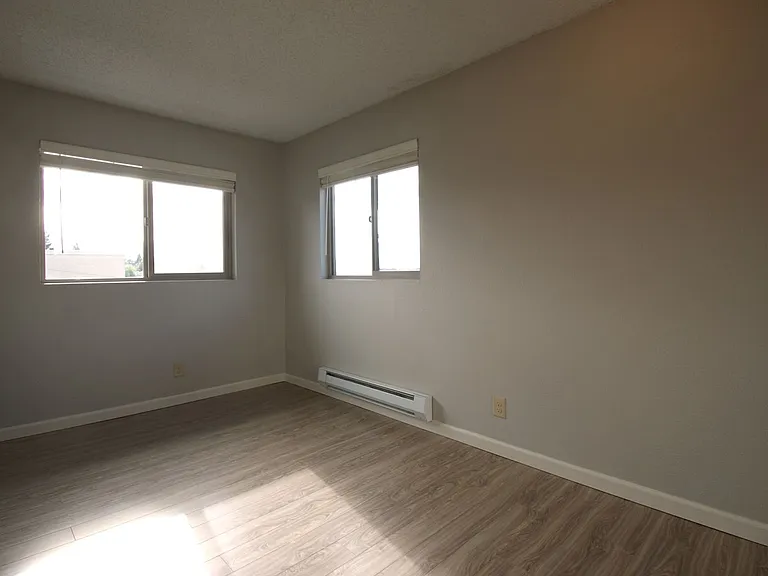 410 11th Ave — Photo 12