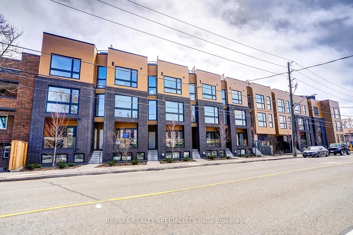 Photo 1 of 32 - 35 Birchcliff Ave #50 - Toronto, ON Primary Photo - 35 Birchcliff Ave #50