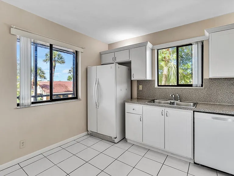 16252 Laurel Dr #201 — Photo 7