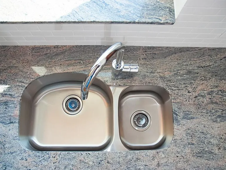 Double sink and counter detail